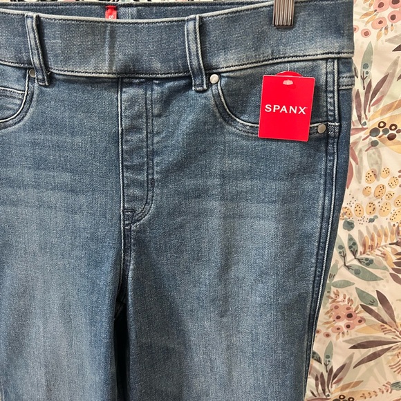 SPANX NWT Women's Mixed Wash Flare Jeans High Rise Size Medium Pull-on $150 MSRP - Picture 5 of 8